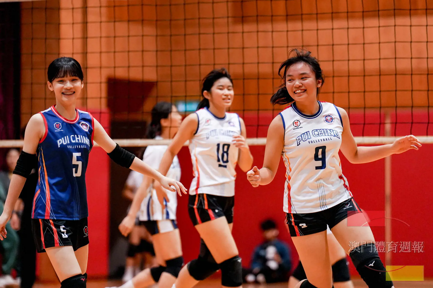 副3 培正女排在比賽間互相打氣.jpg